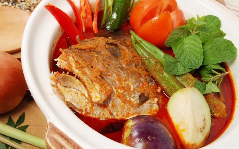Cà ri đầu cá là món ngon không thể bỏ lỡ khi đến Singapore