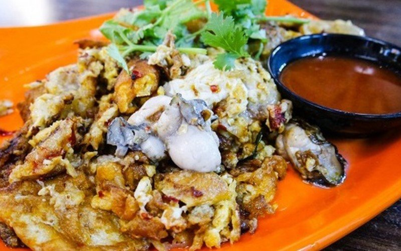 Món hàu chiên trứng- một món ăn đậm nét ẩm thực đường phố Singapore