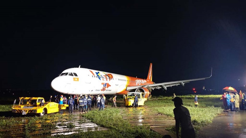 Vietjet hạ cánh lỗi khiến máy bay trượt khỏi đường băng Tân Sơn Nhất